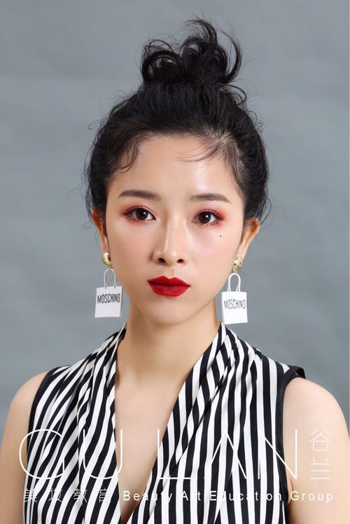 谷兰美妆教育频道的化妆造型作品《时尚写真》